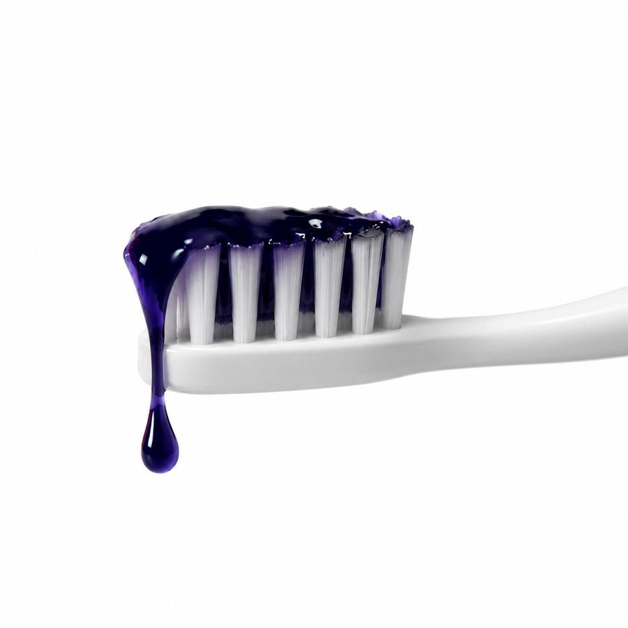 Violetinis V34 korektoriaus gelis ant dantų šepetėlio šereliais